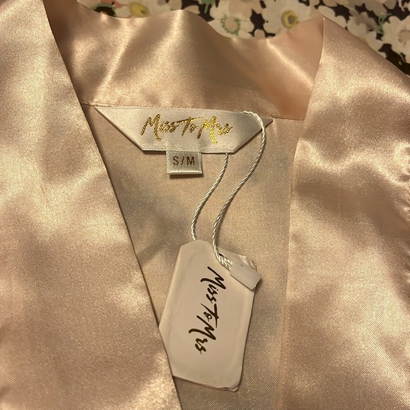 Women’s NWT Miss to Mrs Pink Robe - Picture 3 of 3